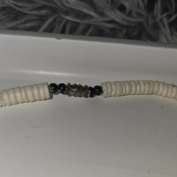 White Shell Elegant Cream Beaded Necklace - Picture 3 of 4